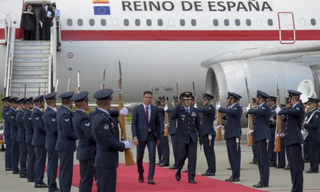 El presidente Sánchez, a su llegada a la base del Comando Aéreo de Transporte Militar (CATAM), en Bogotá (Colombia). RAUL ARBOLEDA AFP