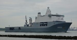 F:\INFORMAÇÃO\VENEZUELA\VENEZUELA - INCIDENTE NAIGUATÁ - 2020\1024px-HNLMS_Karel_Doorman,_Starboard_Bow,_04_09_2017.jpg