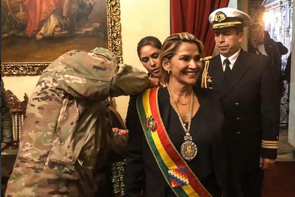 Un militar le coloca la banda presidencial a Añez,  autoproclamada presidenta sin quórum en el Congreso boliviano.